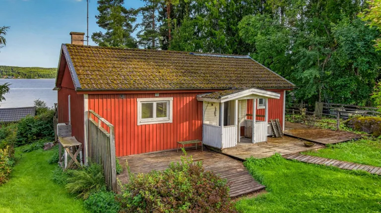 House with Waterfront Setting and Garden View in Möckeln