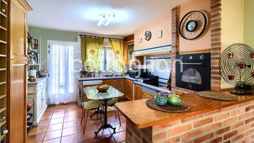 Kitchen - Luxury Detached House with Pool in Paterna