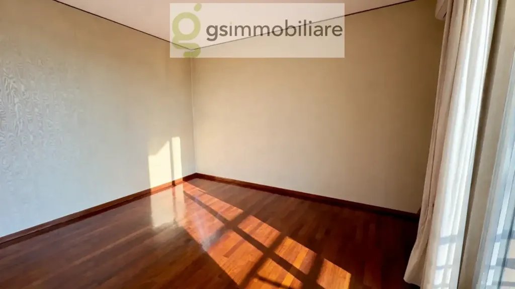 Rooms - Spacious Penthouse with Triple Exposure in Brescia
