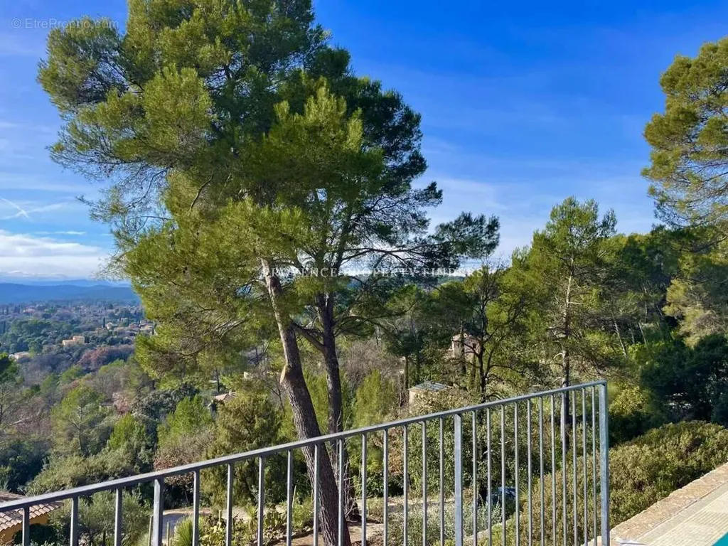 Piscine - Villa Contemporaine avec Vue Panoramique à Lorgues