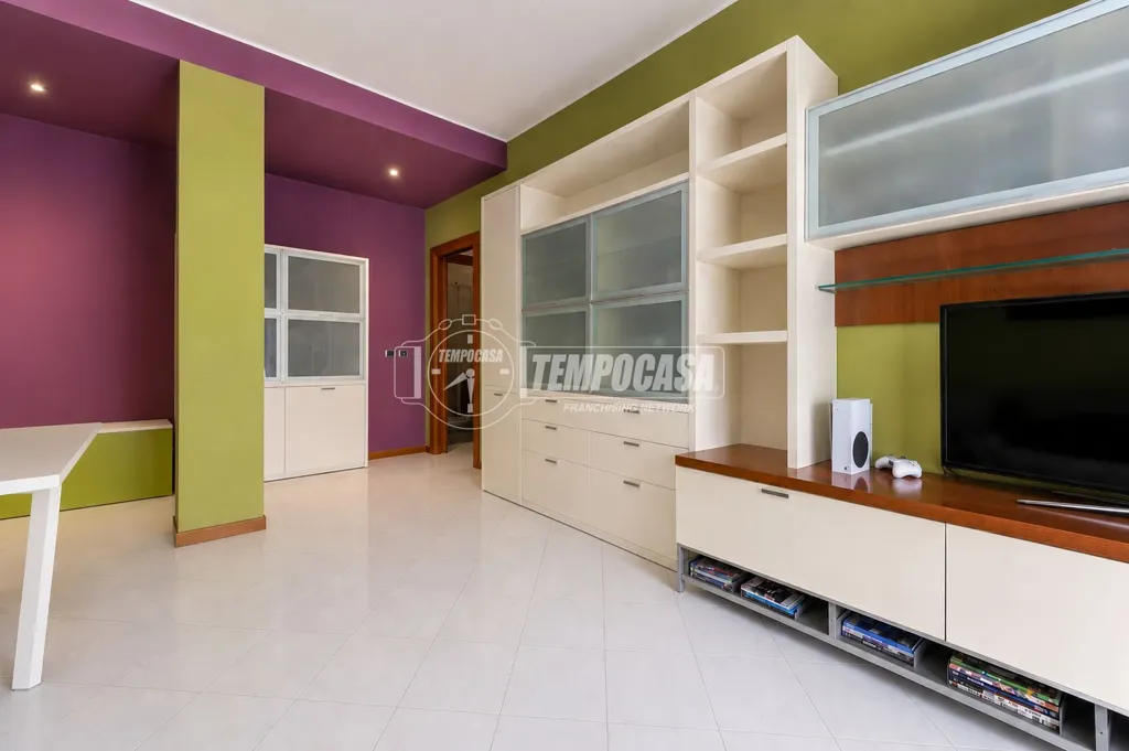 Elutuba - Bright Triplex Apartment with Metro Access in Milan