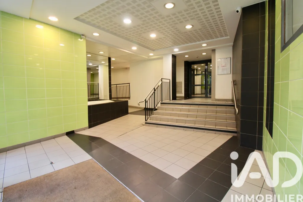 Hallway - Studio with South Facing Balcony in Villeneuve-la-Garenne