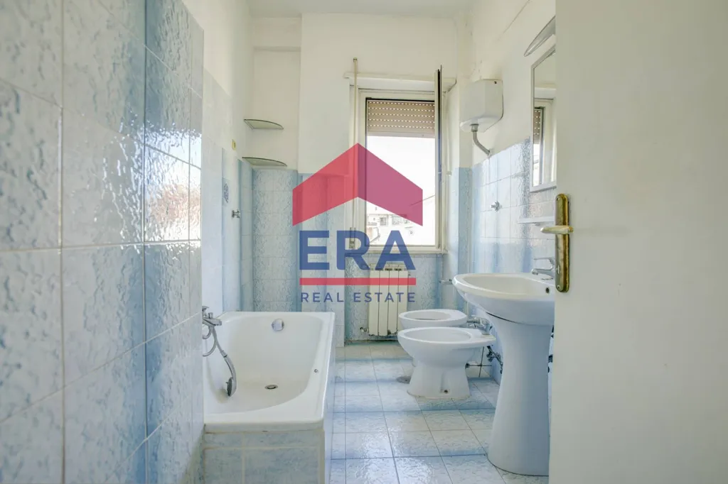 Salles de bain - Apartment to Renovate in Central Pomezia