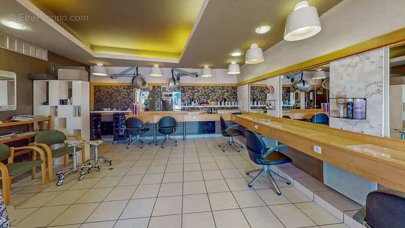Rooms - Coiffure Salon with Market View in Douarnenez