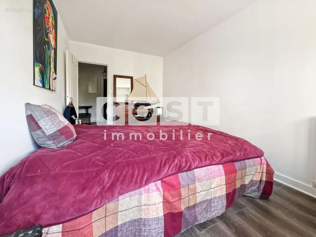 Bedrooms - Luxury Flat with Balcony in Courbevoie