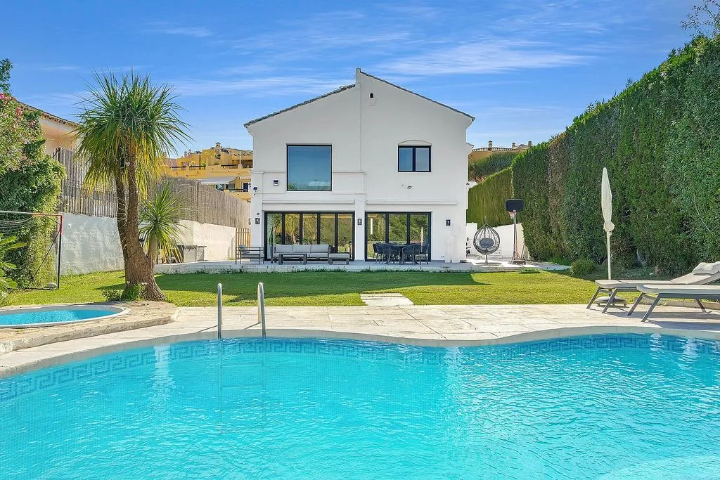 Pool - Modern Villa with Pool and Terrace in Guadalmina