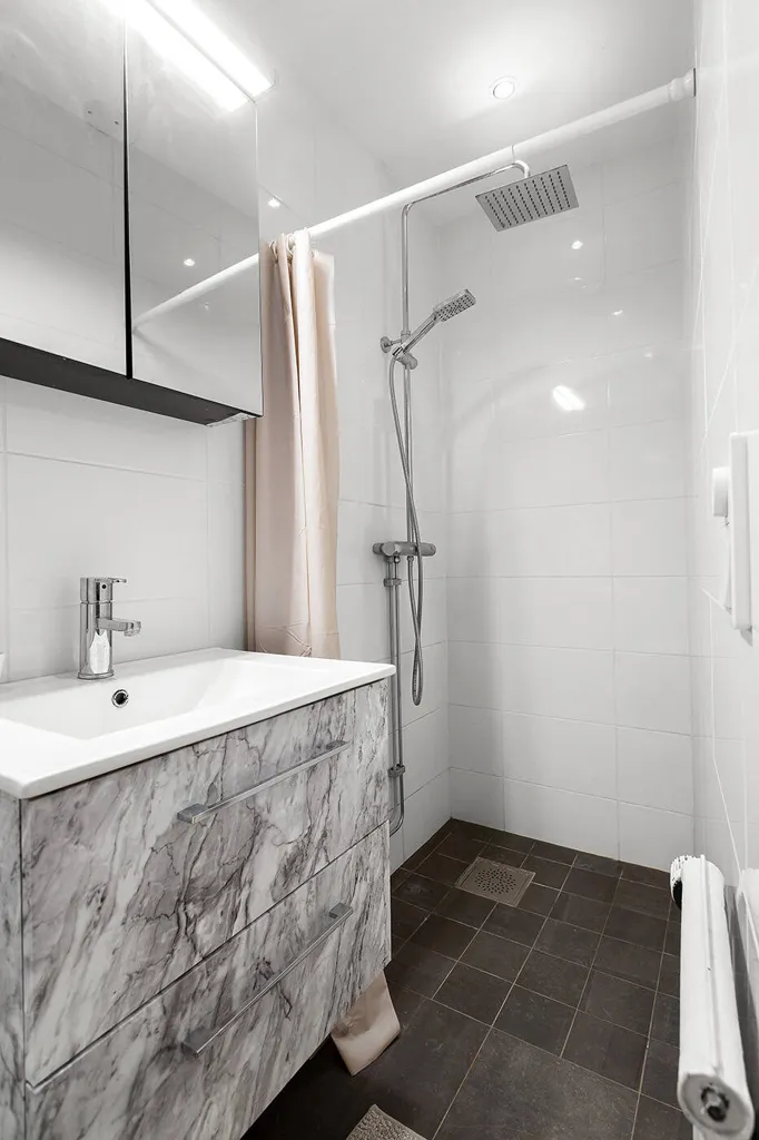 Vannitoad - Efficient 1-Bedroom Flat with Inner Courtyard in Kallhäll