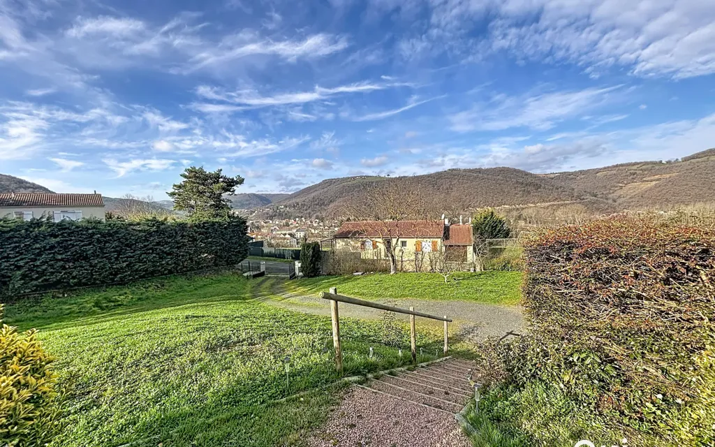 Jardin - Maison avec Vue Dégagée et Jardin à Massiac