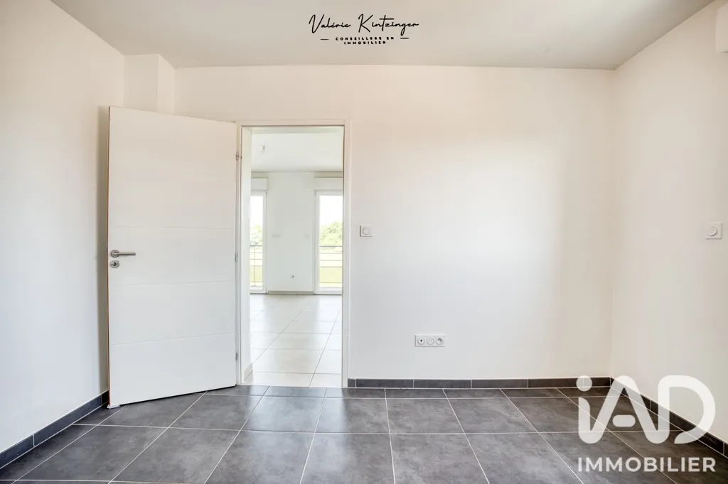 Pièces - Appartement avec Balcon et Garage à Manom