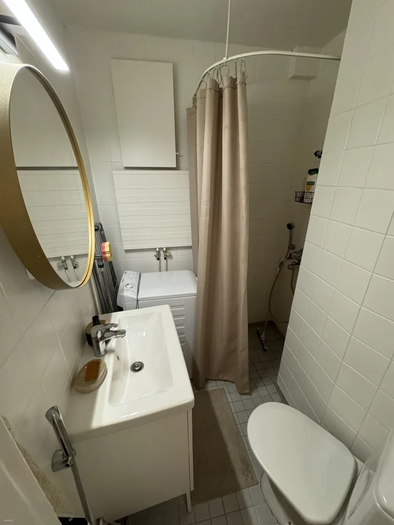 Salles de bain - Modernised Studio with Park View in Kallio, Helsinki