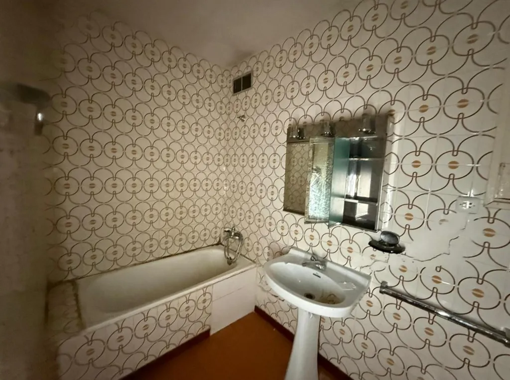 Bathrooms - Apartment for Renovation in Manresa