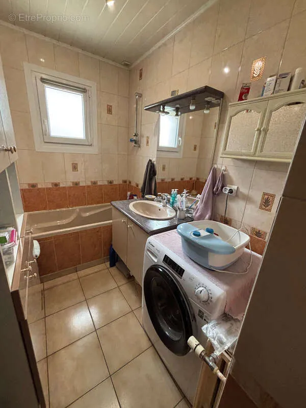 Salles de bain - Pavillon avec Jardin et Balcon dans un Quartier Calme