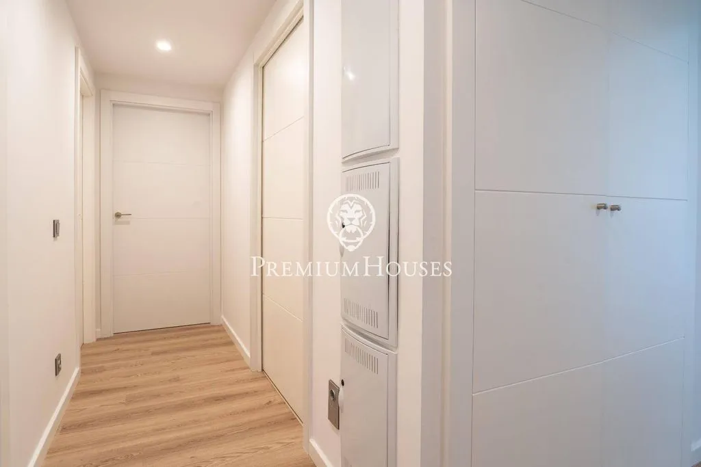 Esik - Corner Flat with Pool in Sitges