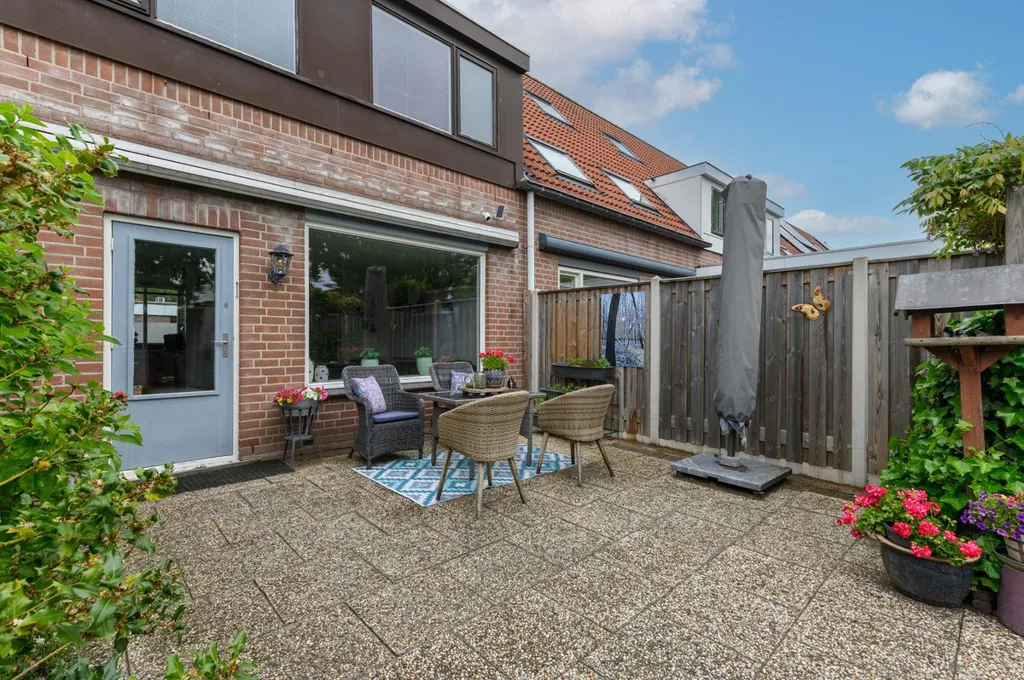 Terrass - Spacious 5-Bedroom House with Deep Garden in Almere
