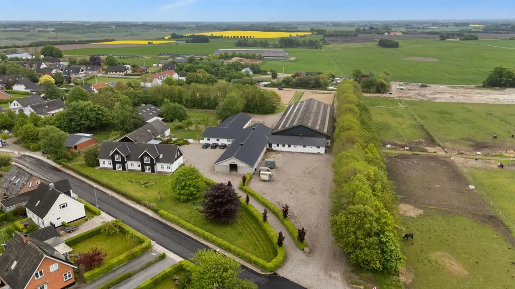 Luftaufnahme - Farmhouse with 60,919m² Land in Ravnkilde