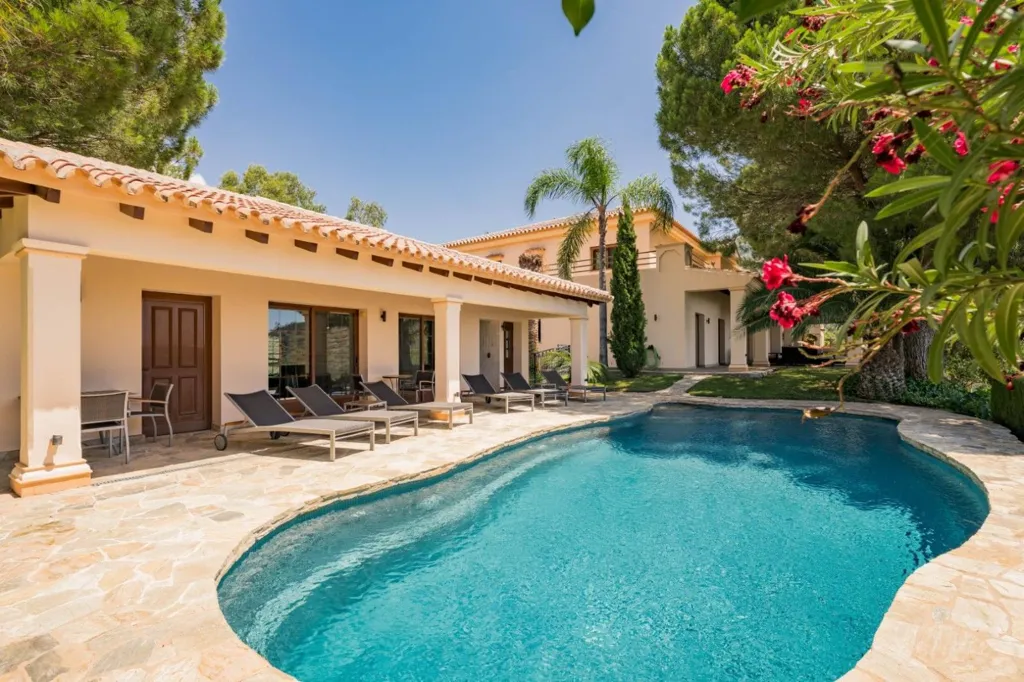 Bassein - Mediterranean Villa with Private Helipad in Ojén