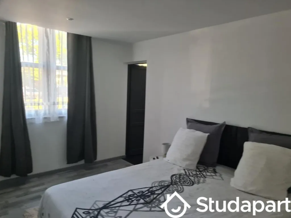 Chambres - Appartement Meublé avec Terrasse à Proximité