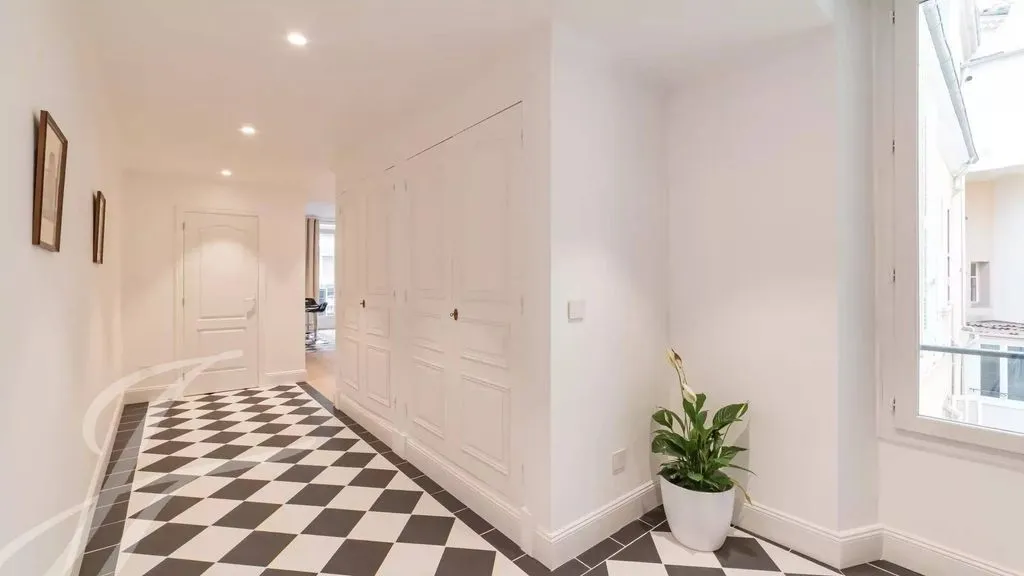 Entrée - Appartement Duplex Rénové au Centre de Cannes