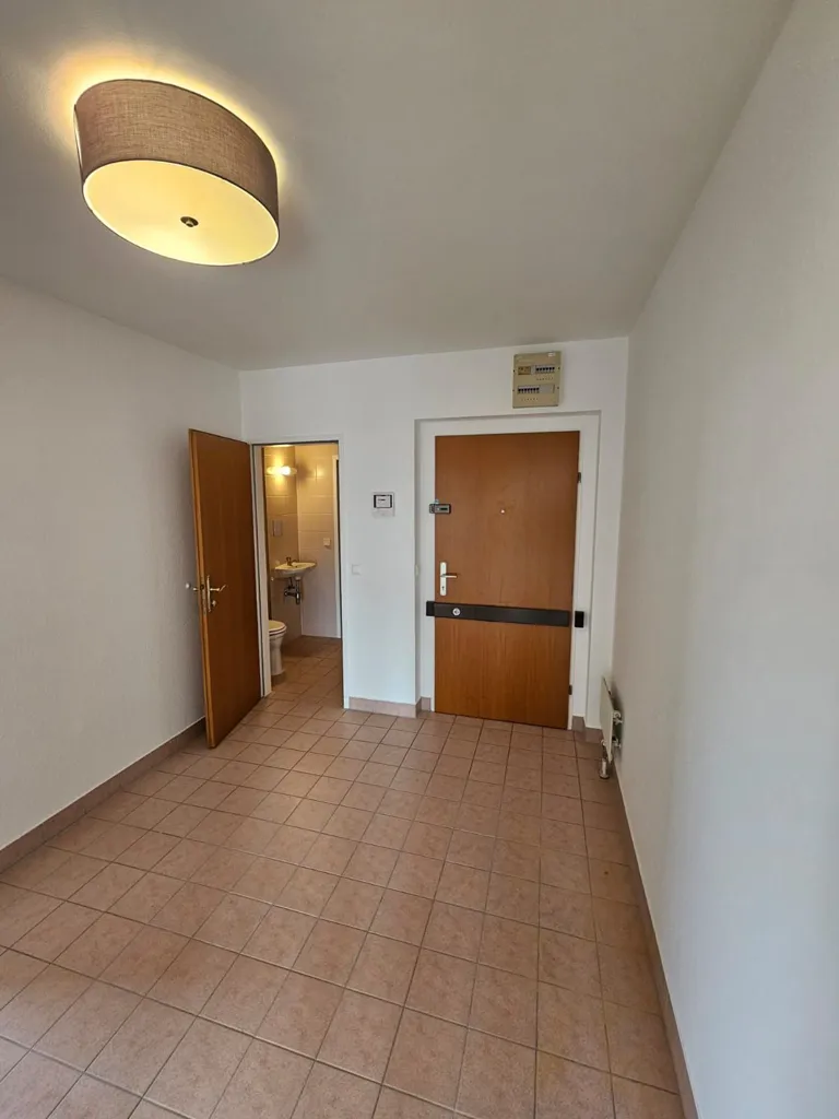 Entrée - Sunlit Apartment with Balconies in Quiet Area