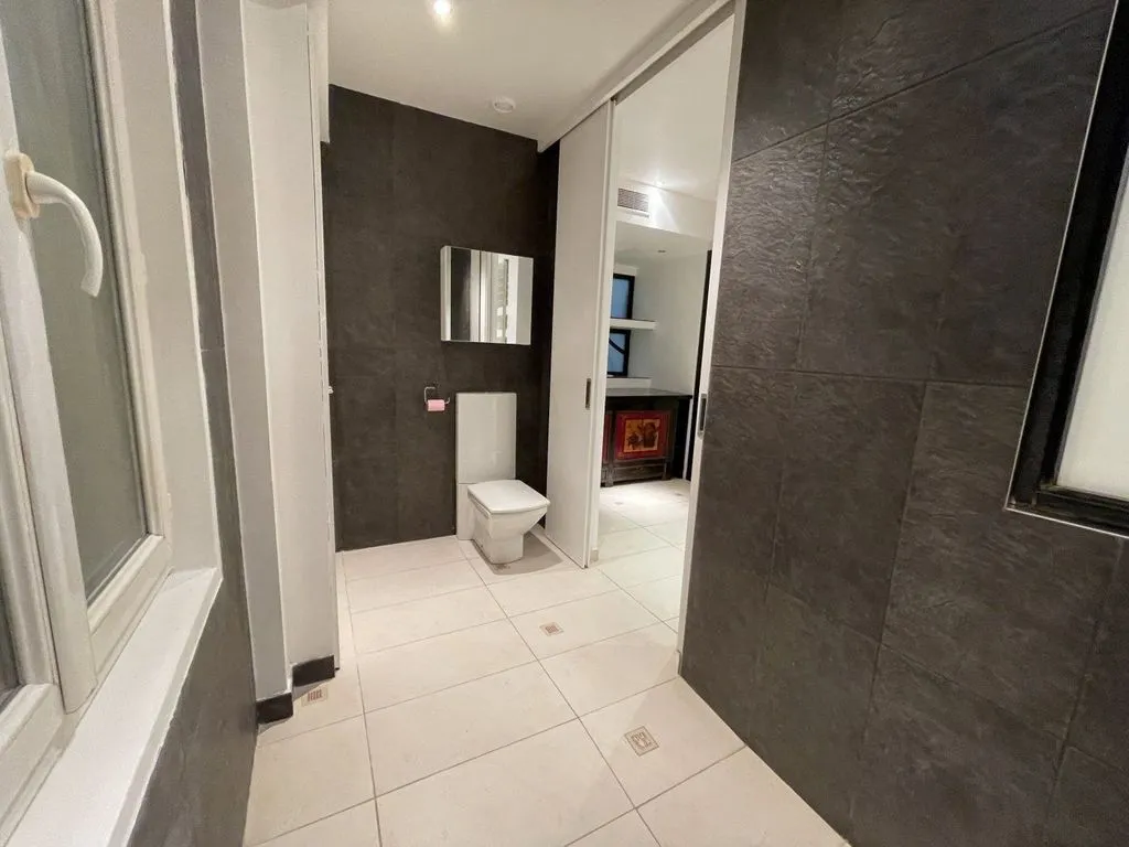 Salles de bain - Appartement Loft avec Toit Verrière à Monceau