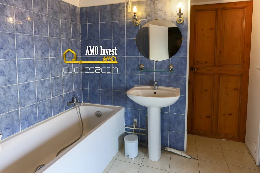 Vannitoad - Flat with Parking in Graveson Centre