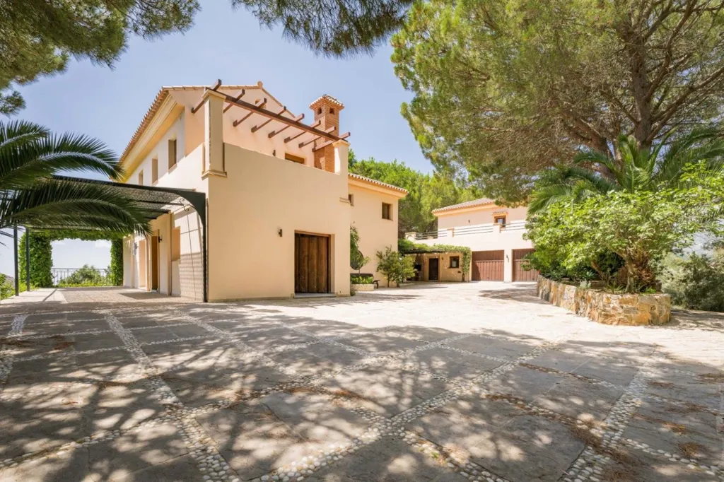 Välivaade - Mediterranean Villa with Private Helipad in Ojén