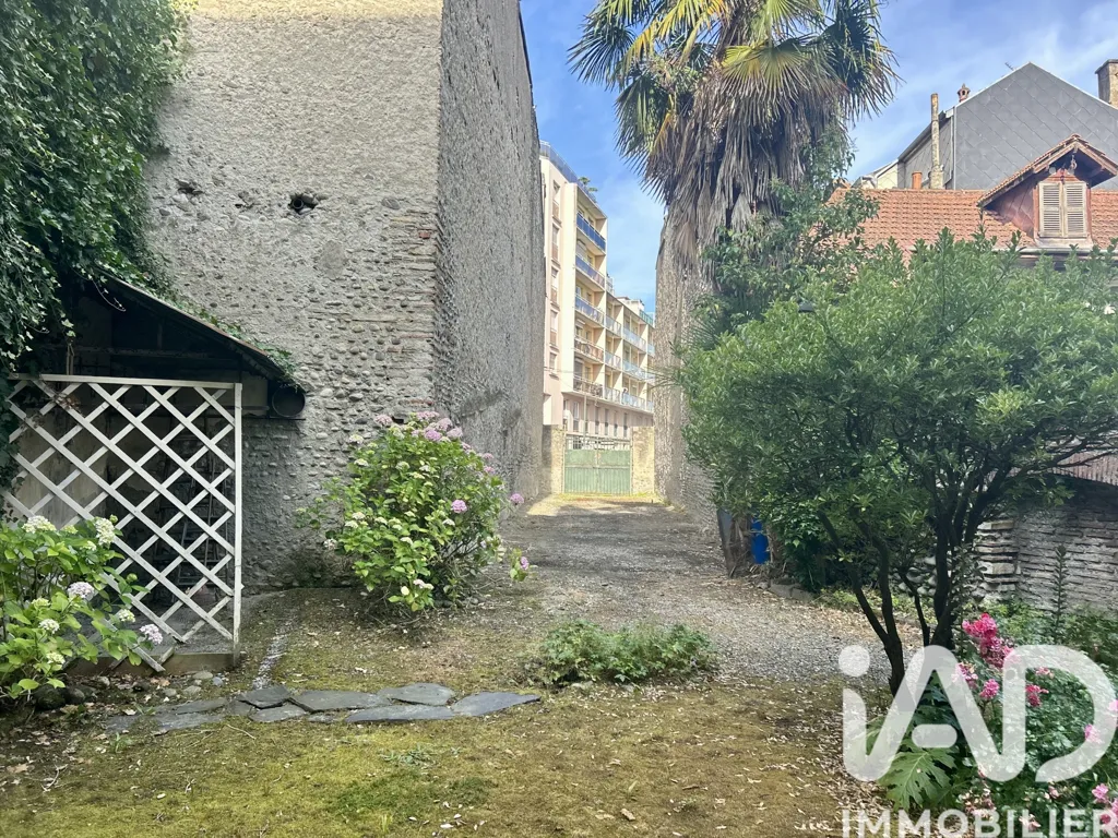 Garden - Building with Garden and Parking in Pau