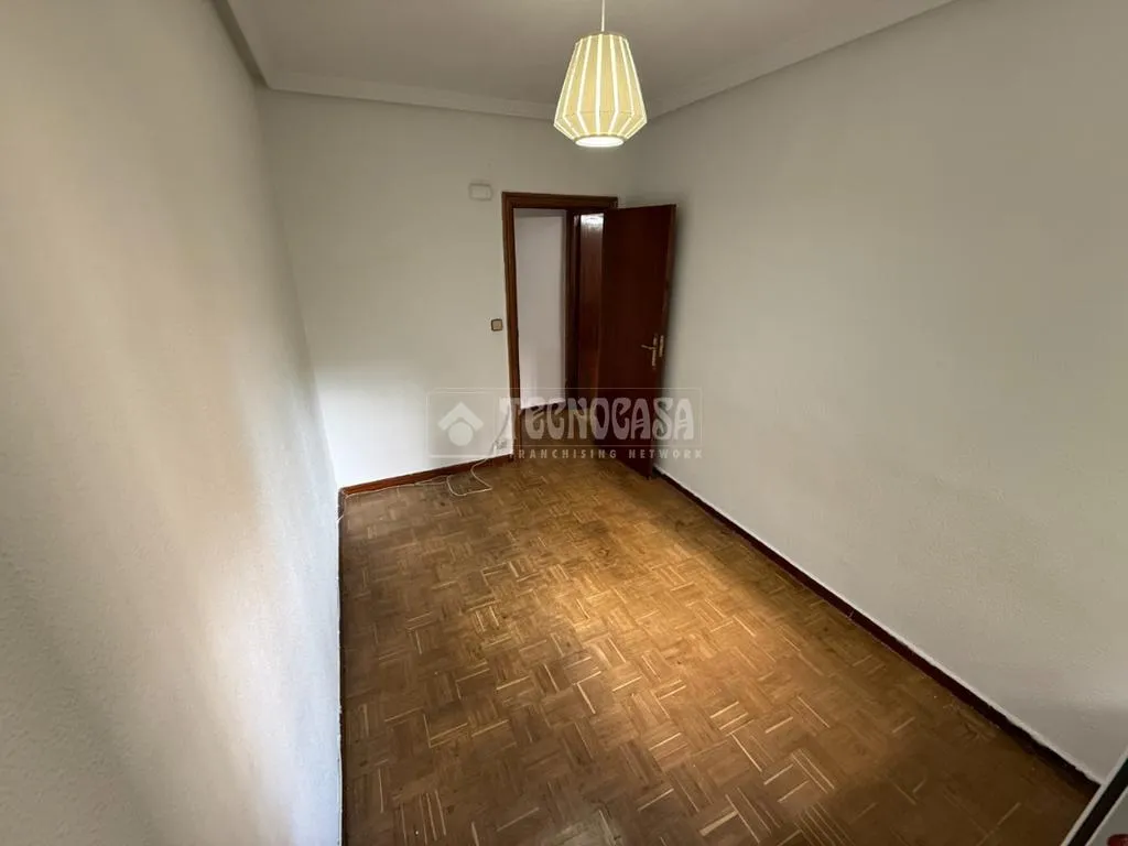 Rooms - Bright Apartment with Garden Views in Usera, Madrid