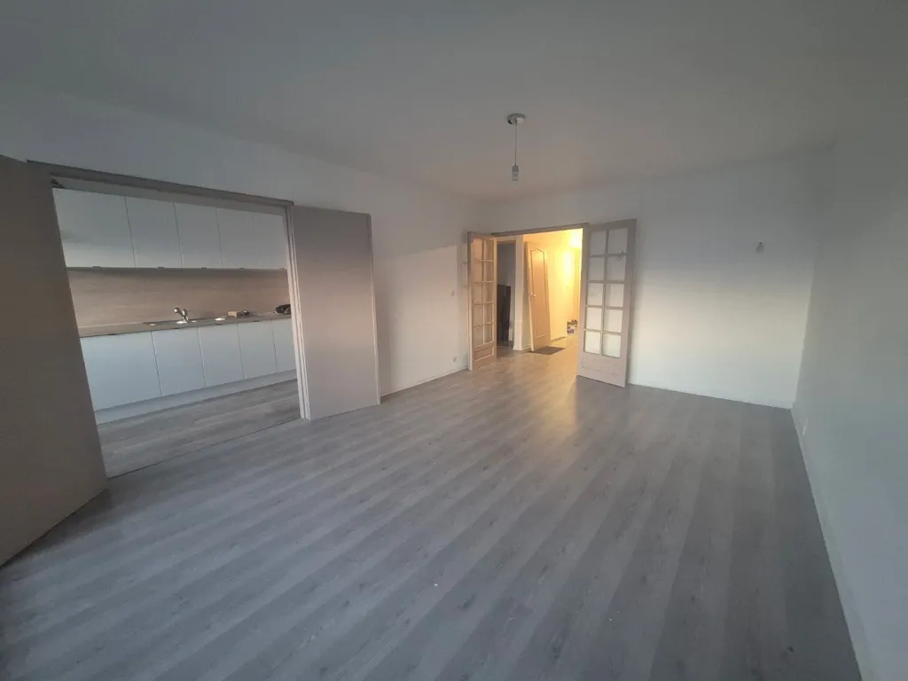 Séjour - Appartement Rénové en Centre-Ville à Tourcoing