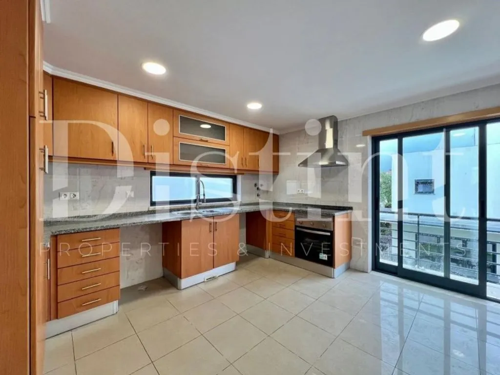 Cuisine - Renovated Detached House with Garden in Almada