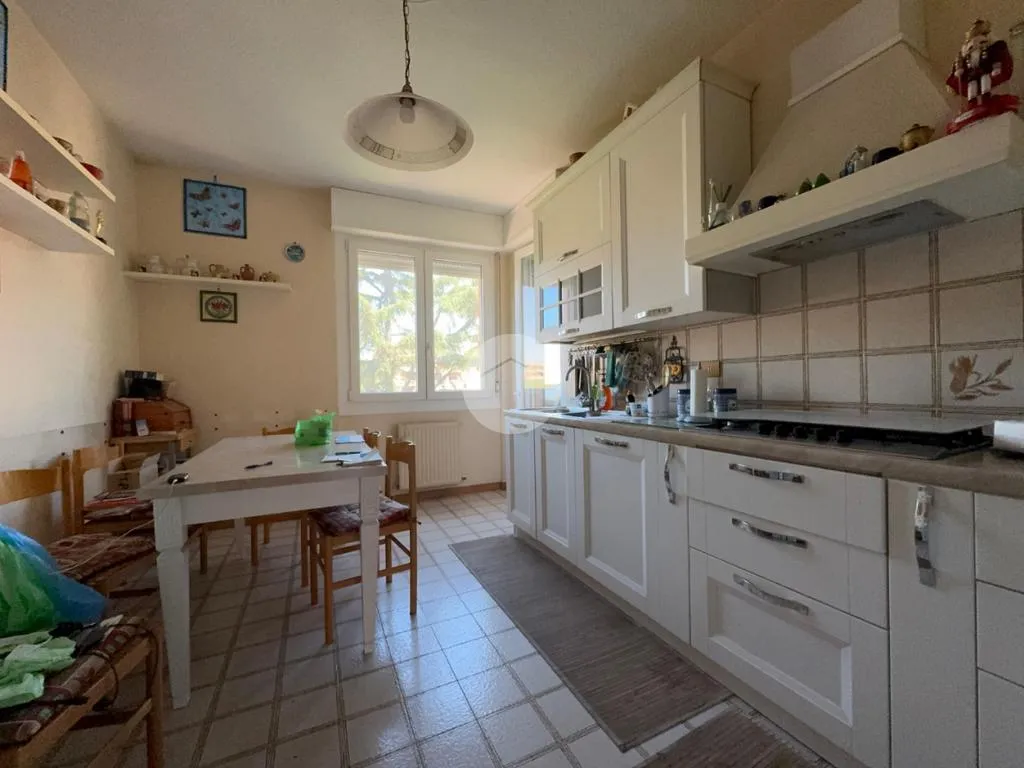 Cucina - Appartamento con balcone e posto auto a Roma