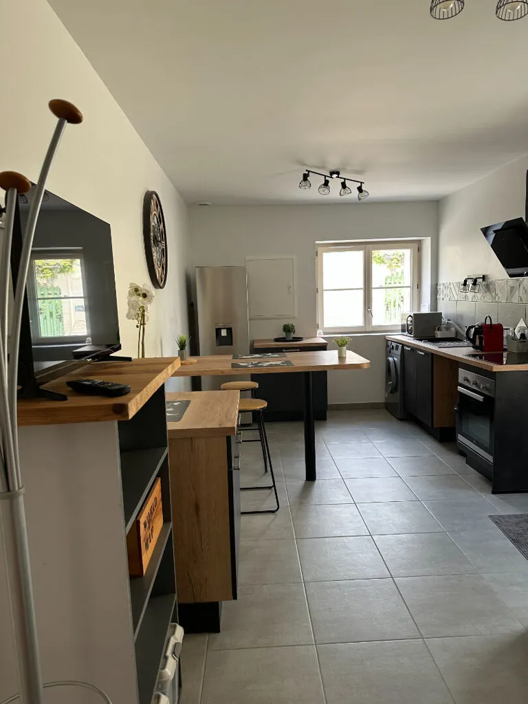 Köök - Renovated Maison de Bourg with Garden in Anché