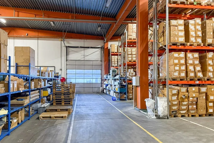 Pesuköök - Functional Warehouse near Aalborg Motorway