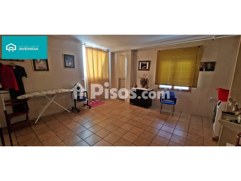 Salle à manger - Three-Bedroom House with Private Garden in Central District