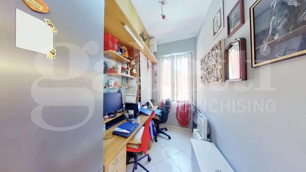 Bureau - Rustic Apartment with Balcony in Avenza