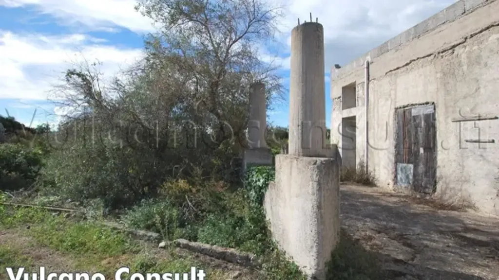 Rustic Property with Garden in Lipari