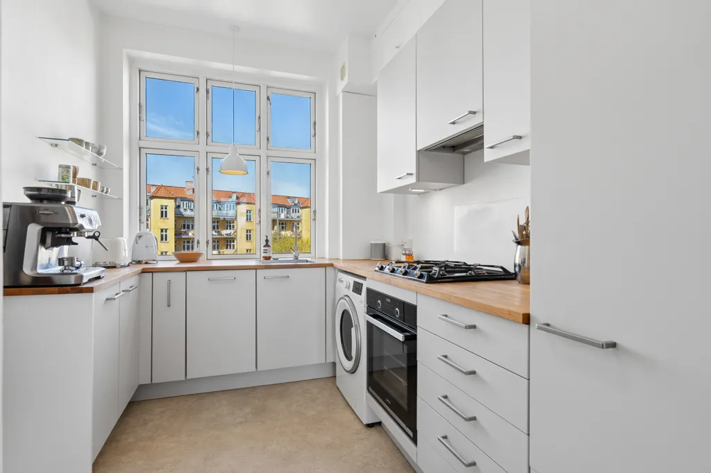Kitchen - Charming Flat with City View in Valby