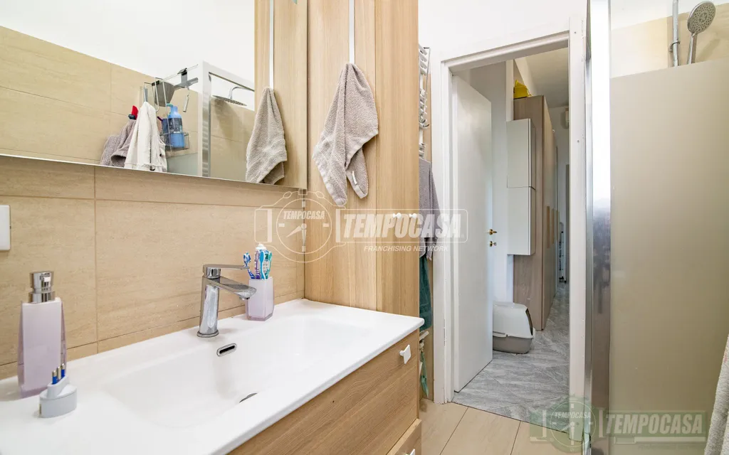 Salles de bain - Rustic-Style Flat with Central Heating in Sesto San Giovanni