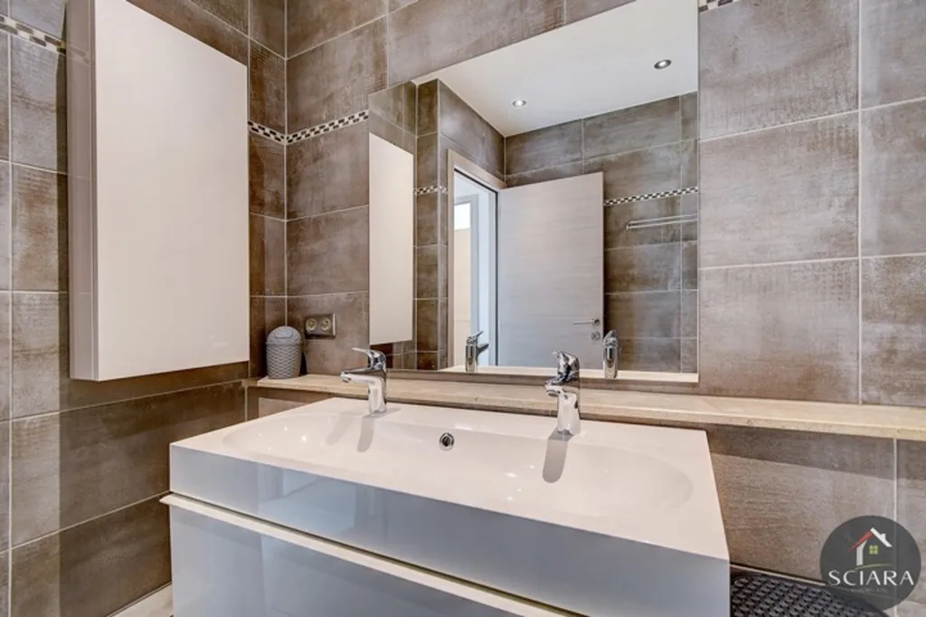 Bagni - 2-Bed Flat with Balcony on Top Floor in City Centre
