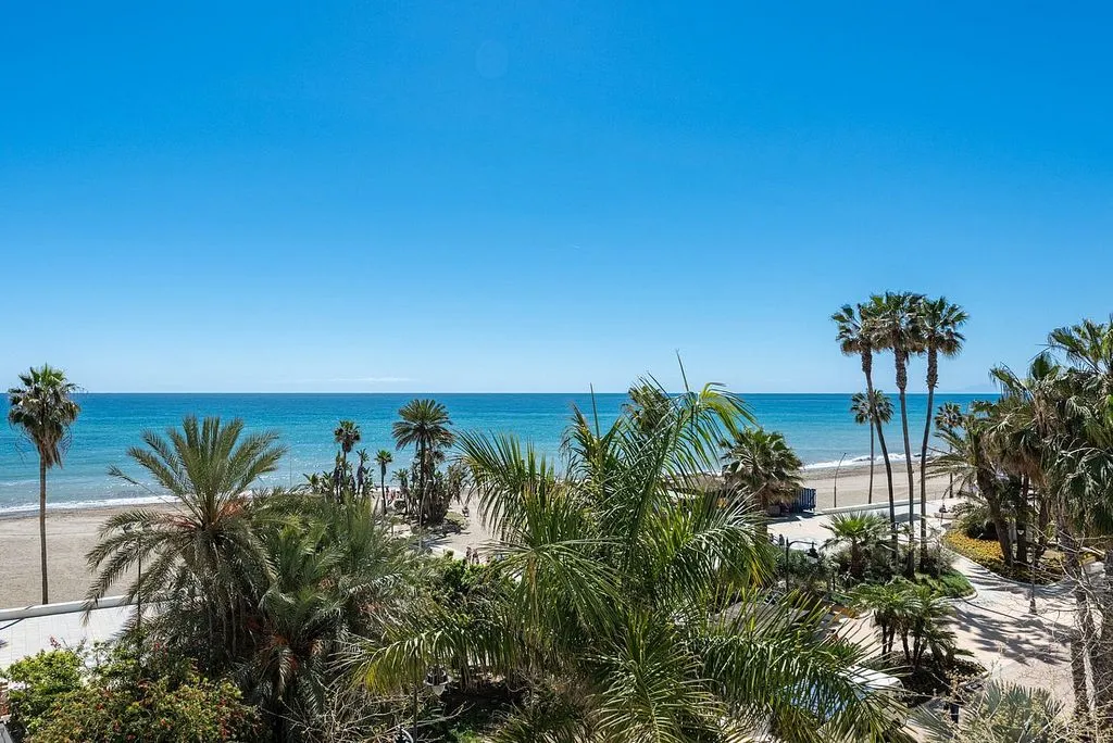 Apartment with Sea Views on Estepona Promenade