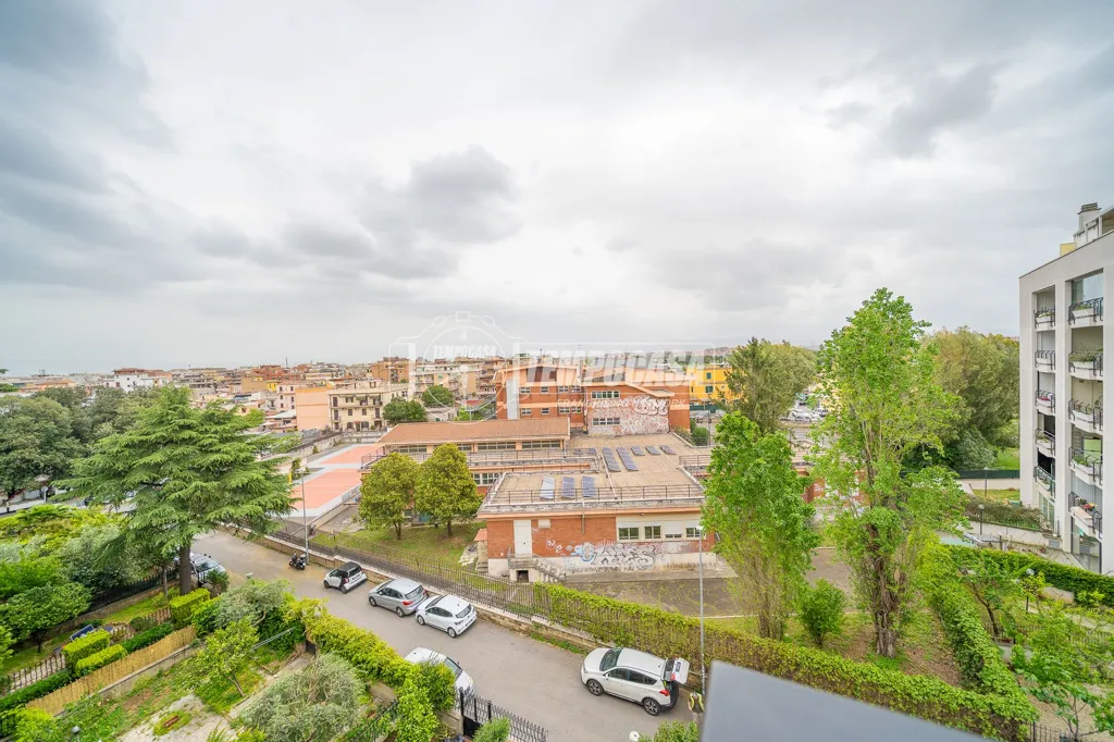 Rõdu - Ristrutturato Flat with Balcony in Centocelle