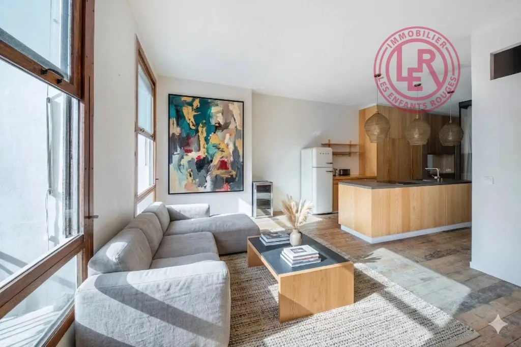 Séjour - Appartement 2 Pièces avec Hauteur sous Plafond à Paris 10ème