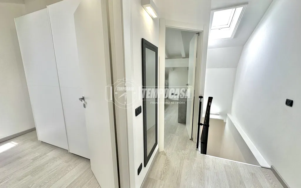 Entrée - Rustic Trilocale with Balcony in Busto Arsizio