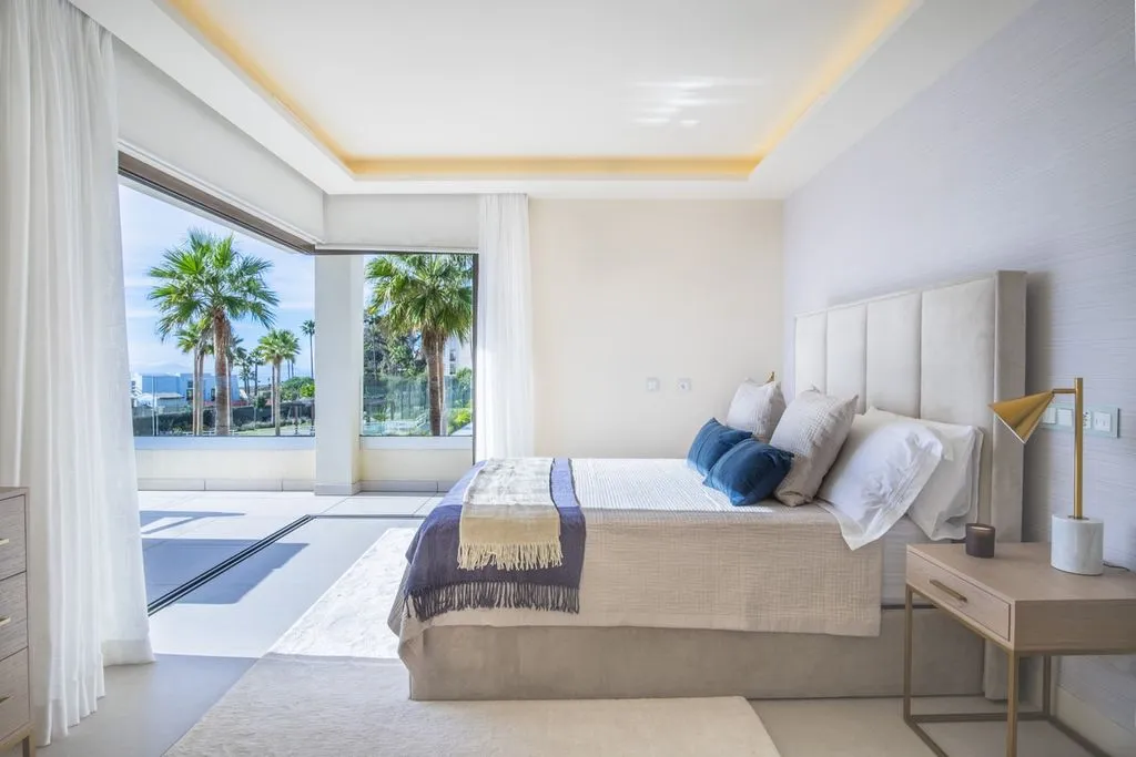 Magamistoad - Beachfront Villa with Pool in Estepona