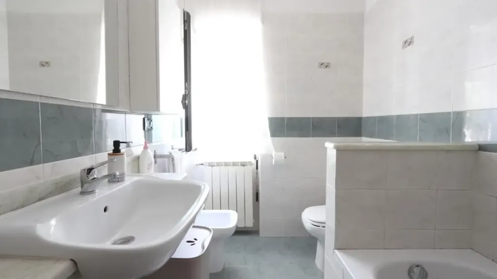 Salles de bain - Bifamiliare Portion with Private Garden in Pescara