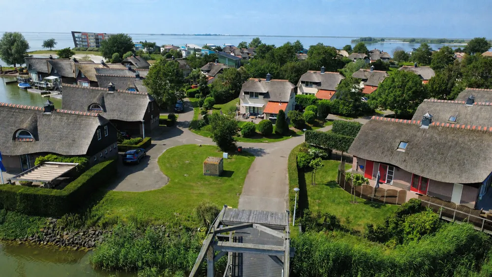Õhuvaade - Riet-Covered Villa with Water Views in Makkum