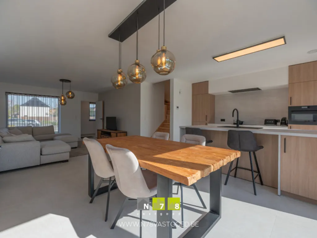 Salle à manger - Nouvelle Maison avec 3 Chambres à Opitter