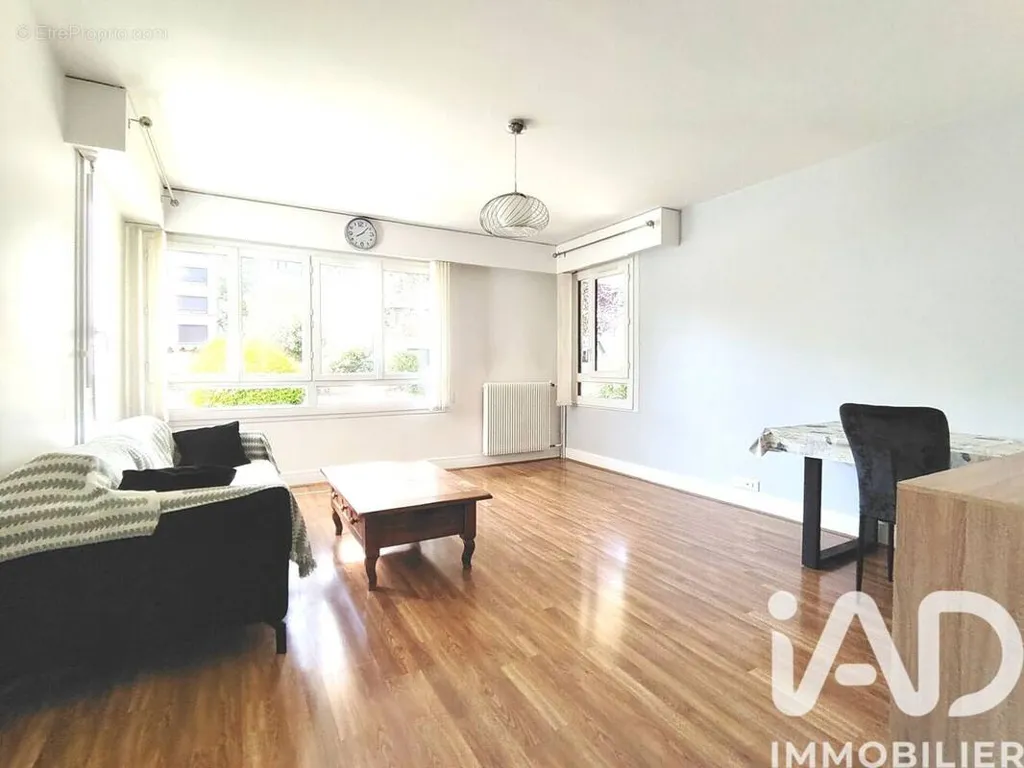 Elutuba - 3-Bed Apartment with Parking in Les Ulis