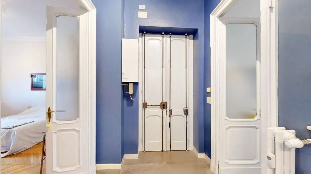 Entrée - Trilocale with Balcony in Turin