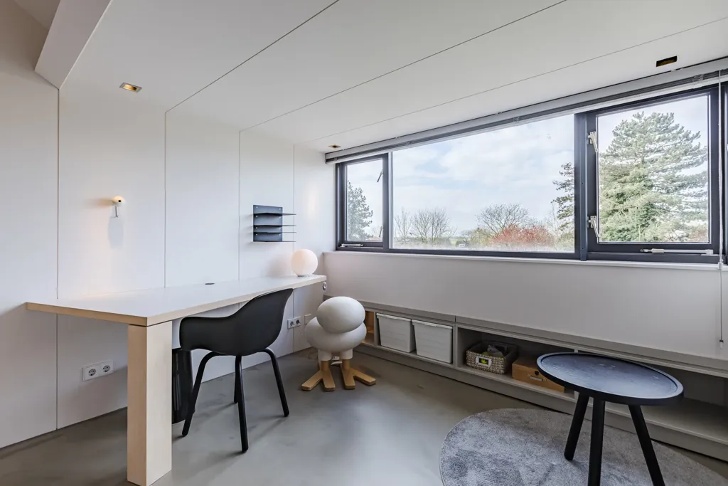 Bureau - Modern Tussenwoning with Water View in IJssel